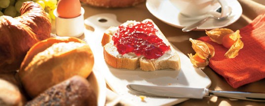 Genießen Sie ein umfangreiches leckeres Frühstück am Morgen in unserem Restaurant oder auf der Sonnenterrasse in Plau am See!