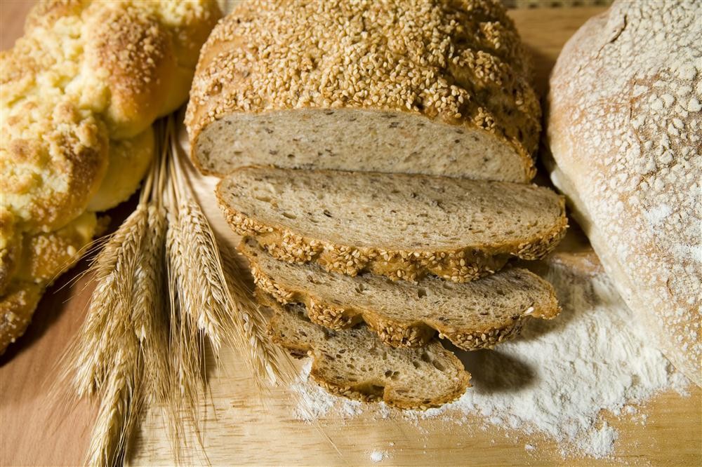 Neben leckeren Kuchen, die wir Ihnen gern in unserem Café servieren, bieten wir Kleingebäck und Brote in unserer Bäckerei.