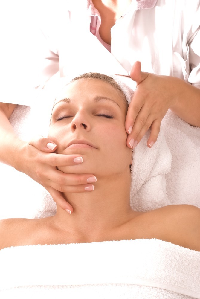 Wir bieten Ihnen verschiedenste Wohlfühlleistungen in Graal-Müritz im Kosmetik Bereich, von Massagen bin hin zur Fußpflege.
