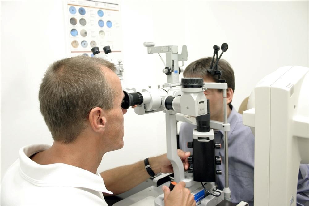 Bei Augenoptik Jüchser in Pausa und Auma bei Zeulenroda führen wir auch professionelle Führerscheinsehtests durch.