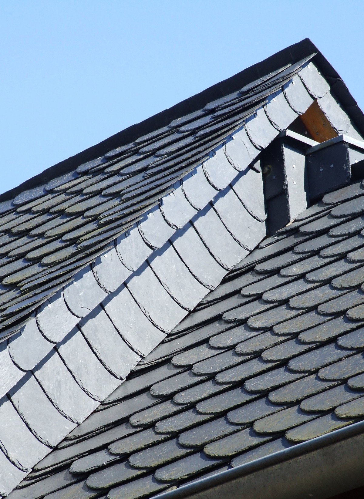 Unsere Dachdecker decken oder sanieren Ihr Dach und konzipieren die Dacharbeiten