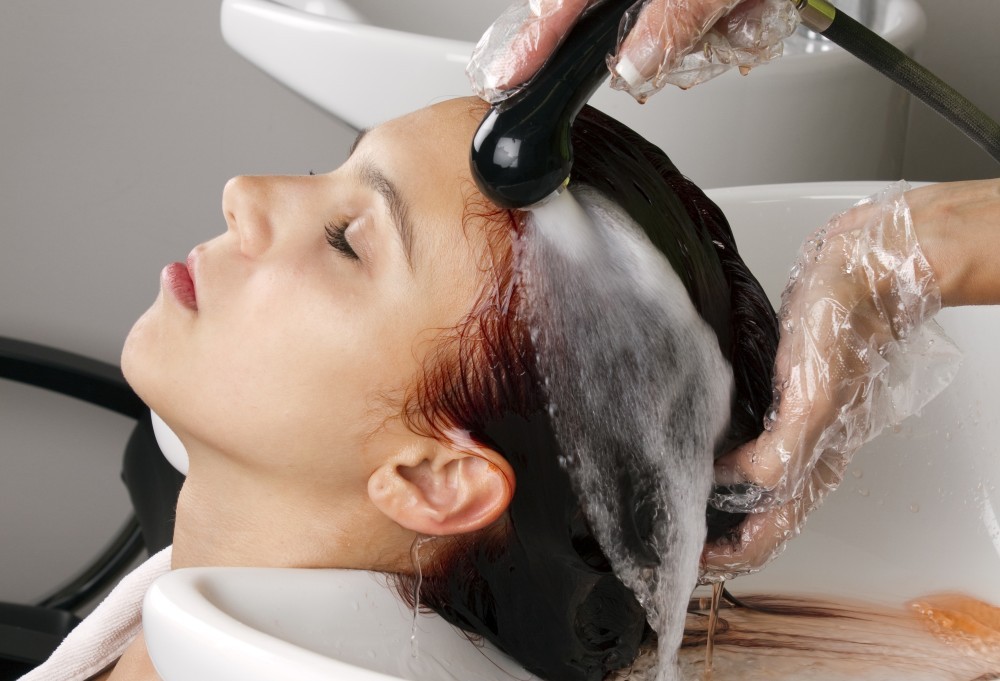 Bevor es an die Tönung oder Haarfärbung bei uns geht, werden Ihre Haare mit Pflegeprodukten und Kopfmassage erst einmal verwöhnt. Waschen, Schneiden, Föhnen ist ebenfalls ein Service unseres Friseursalons in Lohmar.