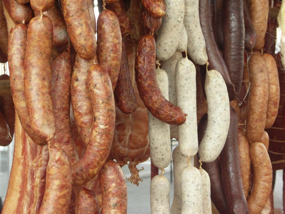 Für unseren Partyservice & Fingerfood bereiten wir in Lauterbach Würste vor.