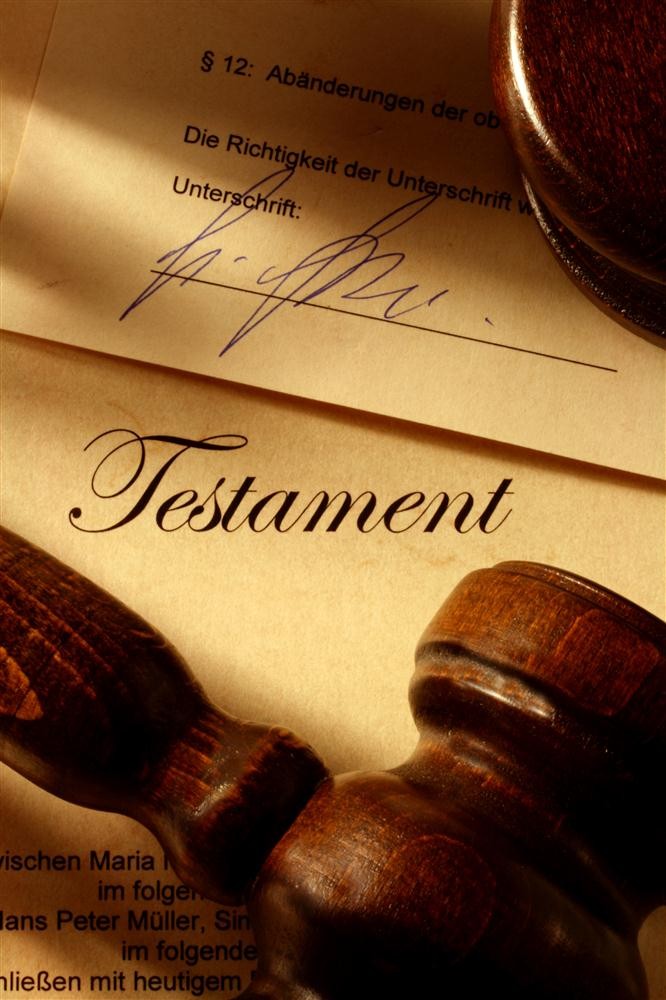 Durch Testament oder Erbvertrag kann jeder selbst bestimmen, wer sein Vermögen im Todesfall erhält. Die notarielle Beglaubigung kann das garantieren