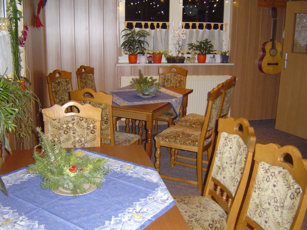 In unserem kleinen Gastraum in unserer Ausflugsgaststätte in Senftenberg mit variablem Platz für 20 Gäste, können sie gemütlich im Kreis Ihrer Familie speisen.