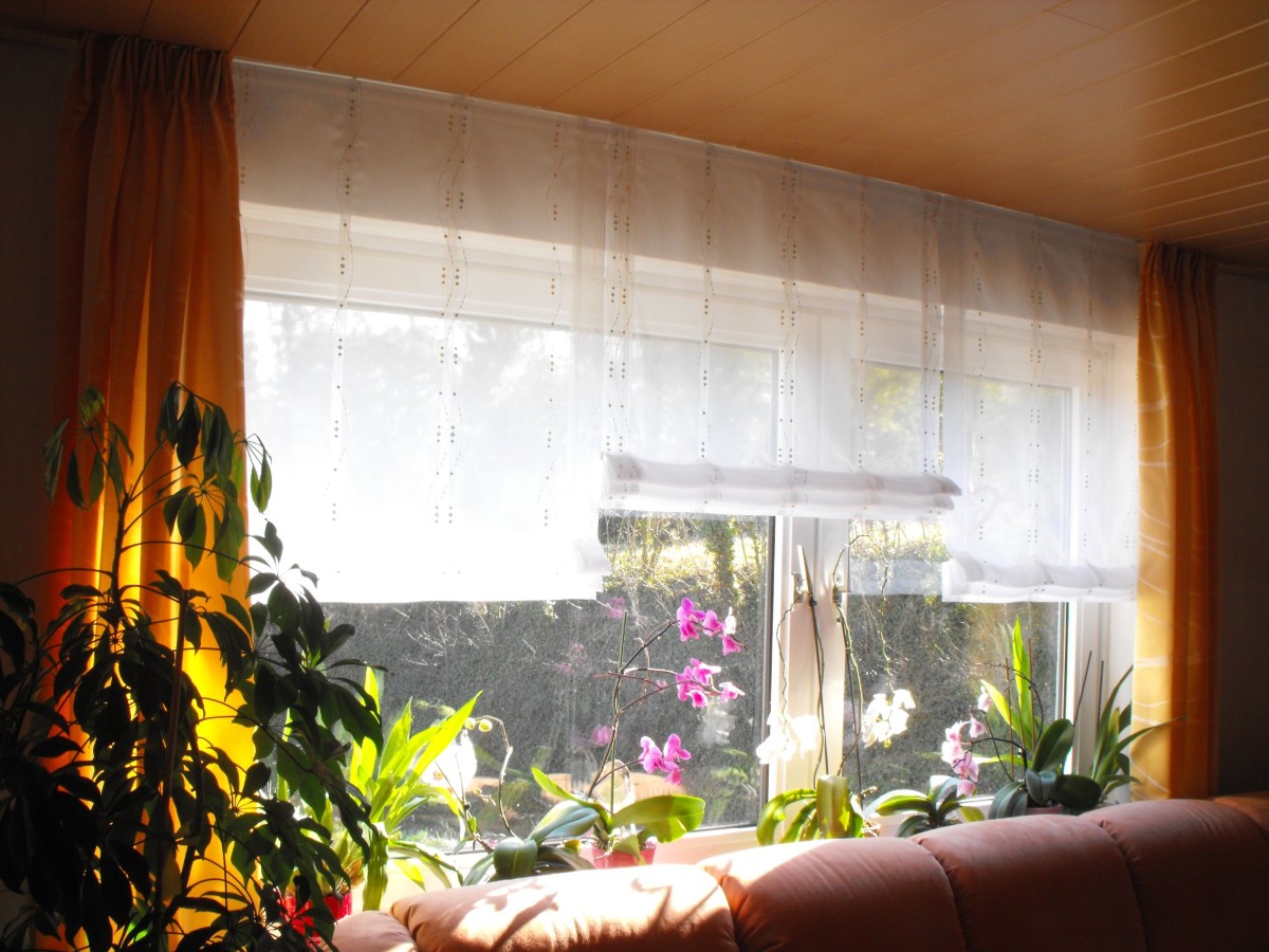 Blumenfenster mit Raffrollo-Optik