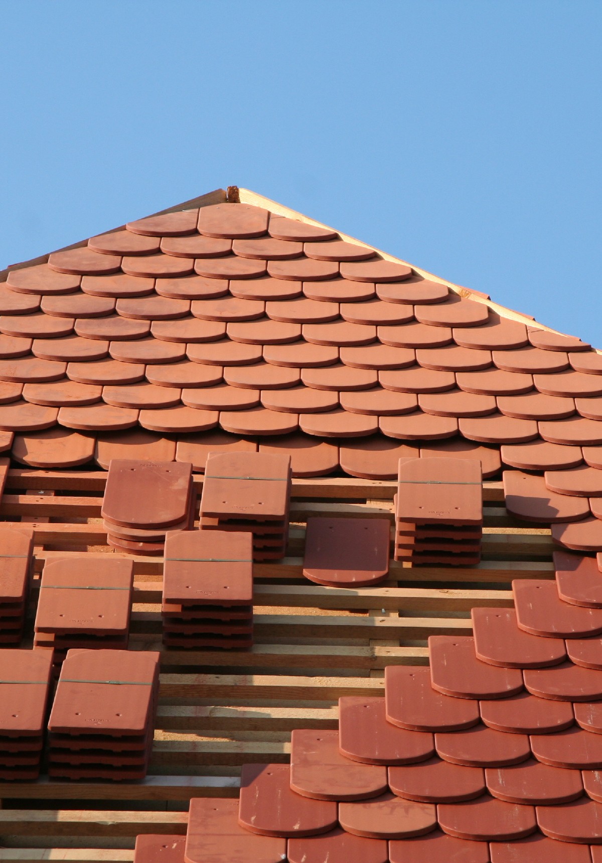 Der Dachdeckermeister Bernd Lutsch in Niemegk verwendet hochwertige Originalprodukte namhafter Hersteller für die Erstellung und Planung von Flachdächern oder die Sanierung von Steildächern.