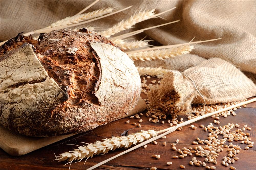 Wir bieten leckere Backwaren in unserer Bäckerei und gutes Eis in unserem Eiscafé.