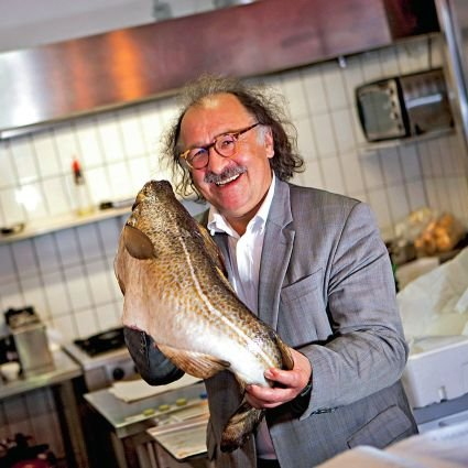 Frischer Fisch, ob auf dem Fischbrötchen oder auf dem Teller, liegt uns am Herzen. Besuchen Sie unser Fischrestaurant in Hamburg.