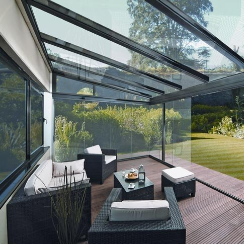 Das Terrassendach kann in eine Glasoase verwandelt werden. Gerne informieren wir Sie dazu in Köln.