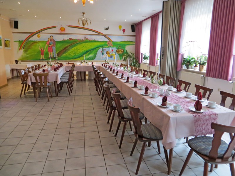 Unsere Gaststätte bietet hungrigen Gästen köstliche deutsche Küche und zudem großzügige Räume für Ihre Familienfeiern, die sie gern bei uns feiern können.