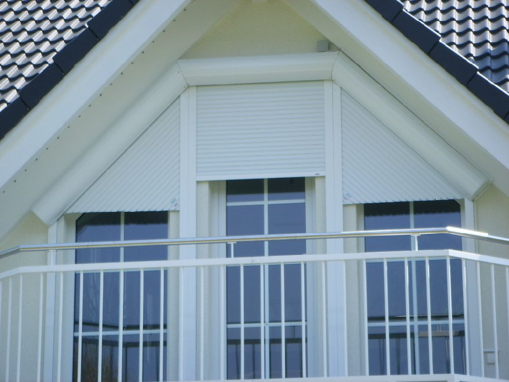 Rolladen an schrägen Fenstern sorgen für Wohlfühlkima unter dem Dach
