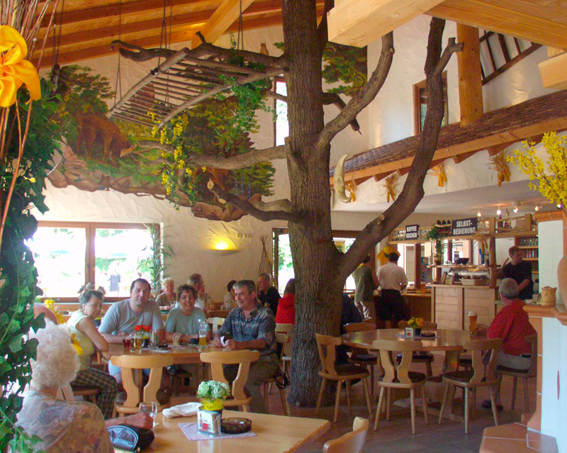 Die Paddelweiher Hütte in Hauenstein ist die perfekte Option für ein leckeres Mittagessen während Ihres Betriebsausfluges.