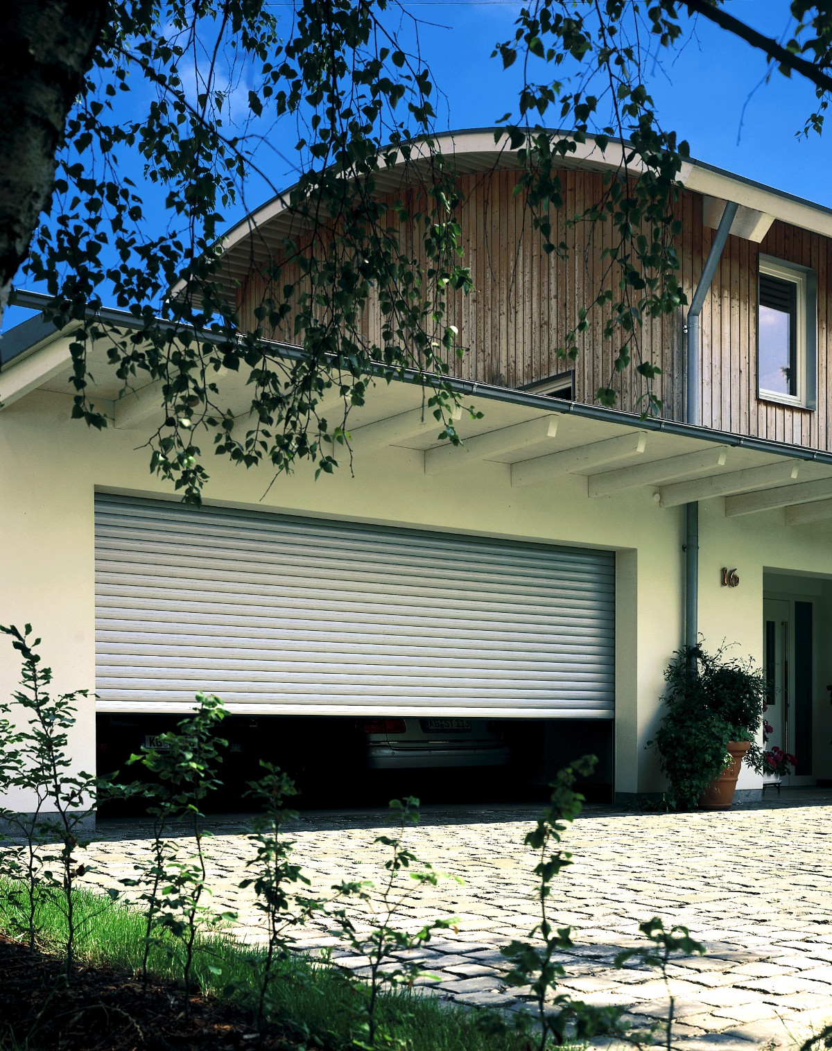 Montagebau Sabine Spiegel in Iphofen ist Ihr Partner für Komplettlösungen zu Torantrieben, Garagentoren und Haustüren. Von der Auswahl über Montage bis hin zur Wartung werden Sie betreut.