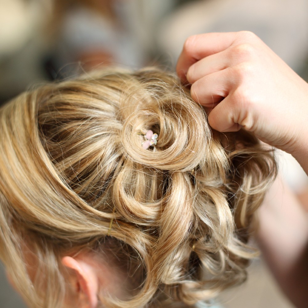 Am Hochzeitstag gehört ein perfektes Hairstyling natürlich dazu, wir von Cutting Crew in Hockenheim setzen Ihre Vorstellungen ideal um