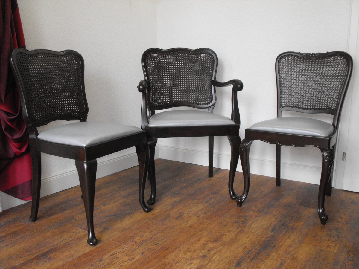antike Stühle mit silbernem Leder